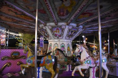 DUBAI, BAE - 17 Şubat 2019 'da Dubai, BAE' de görülen Al Seef. Dubai 'nin tarihi deresinin kıyısında inşa edilen Al Seef, aile dostu bir yaşam tarzıdır. Keşfedebileceğiniz, alışveriş yapabileceğiniz, yemek yiyebileceğiniz, dinlenebileceğiniz ve kalabileceğiniz bir yerdir..