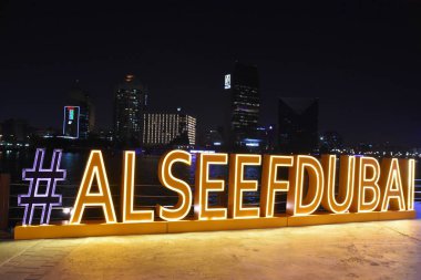 DUBAI, BAE - 17 Şubat 2019 'da Dubai, BAE' de görülen Al Seef. Dubai 'nin tarihi deresinin kıyısında inşa edilen Al Seef, aile dostu bir yaşam tarzıdır. Keşfedebileceğiniz, alışveriş yapabileceğiniz, yemek yiyebileceğiniz, dinlenebileceğiniz ve kalabileceğiniz bir yerdir..