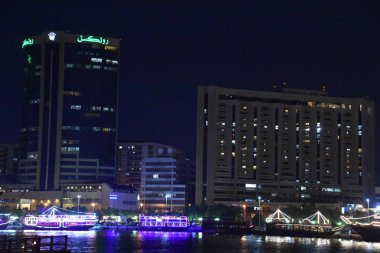 DUBAI, BAE - 17 Şubat 2019 'da Dubai, BAE' de görülen Al Seef. Dubai 'nin tarihi deresinin kıyısında inşa edilen Al Seef, aile dostu bir yaşam tarzıdır. Keşfedebileceğiniz, alışveriş yapabileceğiniz, yemek yiyebileceğiniz, dinlenebileceğiniz ve kalabileceğiniz bir yerdir..