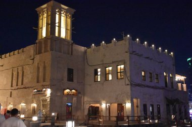 DUBAI, BAE - 17 Şubat 2019 'da Dubai, BAE' de görülen Al Seef. Dubai 'nin tarihi deresinin kıyısında inşa edilen Al Seef, aile dostu bir yaşam tarzıdır. Keşfedebileceğiniz, alışveriş yapabileceğiniz, yemek yiyebileceğiniz, dinlenebileceğiniz ve kalabileceğiniz bir yerdir..