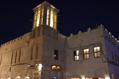 DUBAI, BAE - 17 Şubat 2019 'da Dubai, BAE' de görülen Al Seef. Dubai 'nin tarihi deresinin kıyısında inşa edilen Al Seef, aile dostu bir yaşam tarzıdır. Keşfedebileceğiniz, alışveriş yapabileceğiniz, yemek yiyebileceğiniz, dinlenebileceğiniz ve kalabileceğiniz bir yerdir..