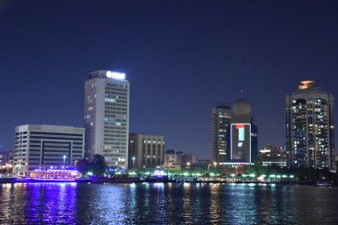 DUBAI, BAE - 17 Şubat 2019 'da Dubai, BAE' de görülen Al Seef. Dubai 'nin tarihi deresinin kıyısında inşa edilen Al Seef, aile dostu bir yaşam tarzıdır. Keşfedebileceğiniz, alışveriş yapabileceğiniz, yemek yiyebileceğiniz, dinlenebileceğiniz ve kalabileceğiniz bir yerdir..