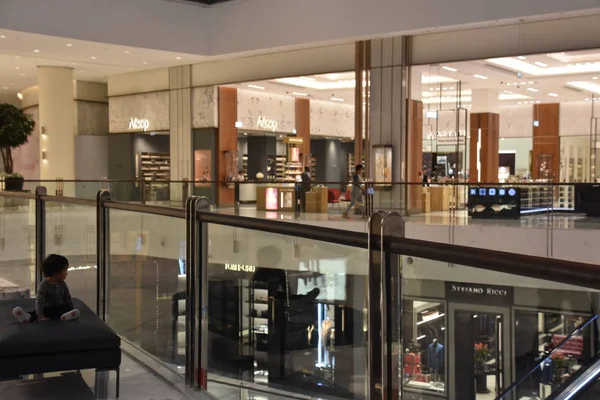 阿联酋 12月13日 迪拜购物中心的时尚大道 阿联酋 见2018年12月13日 时尚大道增加了另外190个零售库存 外加新的高端商店 — 图库照片