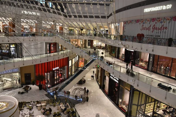 阿联酋 12月13日 迪拜购物中心的时尚大道 阿联酋 见2018年12月13日 时尚大道增加了另外190个零售库存 外加新的高端商店 — 图库照片