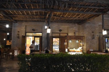 DUBAI, BAE - 17 Şubat 2019 'da Dubai, BAE' de görülen Al Seef. Dubai 'nin tarihi deresinin kıyısında inşa edilen Al Seef, aile dostu bir yaşam tarzıdır. Keşfedebileceğiniz, alışveriş yapabileceğiniz, yemek yiyebileceğiniz, dinlenebileceğiniz ve kalabileceğiniz bir yerdir..