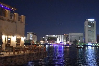 DUBAI, BAE - 17 Şubat 2019 'da Dubai, BAE' de görülen Al Seef. Dubai 'nin tarihi deresinin kıyısında inşa edilen Al Seef, aile dostu bir yaşam tarzıdır. Keşfedebileceğiniz, alışveriş yapabileceğiniz, yemek yiyebileceğiniz, dinlenebileceğiniz ve kalabileceğiniz bir yerdir..