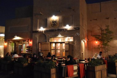 DUBAI, BAE - 17 Şubat 2019 'da Dubai, BAE' de görülen Al Seef. Dubai 'nin tarihi deresinin kıyısında inşa edilen Al Seef, aile dostu bir yaşam tarzıdır. Keşfedebileceğiniz, alışveriş yapabileceğiniz, yemek yiyebileceğiniz, dinlenebileceğiniz ve kalabileceğiniz bir yerdir..