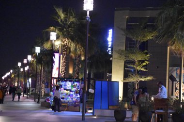 DUBAI, BAE - 17 Şubat 2019 'da Dubai, BAE' de görülen Al Seef. Dubai 'nin tarihi deresinin kıyısında inşa edilen Al Seef, aile dostu bir yaşam tarzıdır. Keşfedebileceğiniz, alışveriş yapabileceğiniz, yemek yiyebileceğiniz, dinlenebileceğiniz ve kalabileceğiniz bir yerdir..