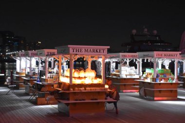 DUBAI, BAE - 17 Şubat 2019 'da Dubai, BAE' de görülen Al Seef. Dubai 'nin tarihi deresinin kıyısında inşa edilen Al Seef, aile dostu bir yaşam tarzıdır. Keşfedebileceğiniz, alışveriş yapabileceğiniz, yemek yiyebileceğiniz, dinlenebileceğiniz ve kalabileceğiniz bir yerdir..