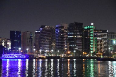 DUBAI, BAE - 17 Şubat 2019 'da Dubai, BAE' de görülen Al Seef. Dubai 'nin tarihi deresinin kıyısında inşa edilen Al Seef, aile dostu bir yaşam tarzıdır. Keşfedebileceğiniz, alışveriş yapabileceğiniz, yemek yiyebileceğiniz, dinlenebileceğiniz ve kalabileceğiniz bir yerdir..