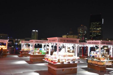 DUBAI, BAE - 17 Şubat 2019 'da Dubai, BAE' de görülen Al Seef. Dubai 'nin tarihi deresinin kıyısında inşa edilen Al Seef, aile dostu bir yaşam tarzıdır. Keşfedebileceğiniz, alışveriş yapabileceğiniz, yemek yiyebileceğiniz, dinlenebileceğiniz ve kalabileceğiniz bir yerdir..