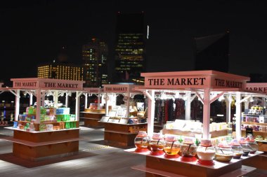 DUBAI, BAE - 17 Şubat 2019 'da Dubai, BAE' de görülen Al Seef. Dubai 'nin tarihi deresinin kıyısında inşa edilen Al Seef, aile dostu bir yaşam tarzıdır. Keşfedebileceğiniz, alışveriş yapabileceğiniz, yemek yiyebileceğiniz, dinlenebileceğiniz ve kalabileceğiniz bir yerdir..