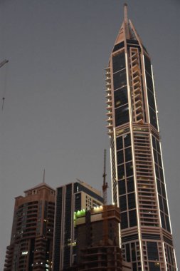 DUBAI, BAE - 8 Aralık 2018 'de Dubai, BAE' de Hiranandani tarafından 8: 23 Marina Kulesi.