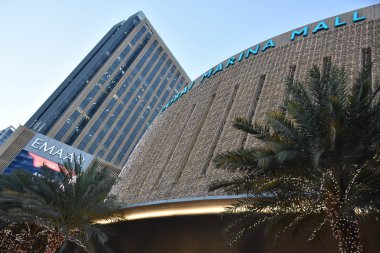 Dubai, Bae - 19 Aralık: Dubai, Bae'deki Marina Mall, 19 Aralık 2018 tarihinde görüldüğü gibi. Alışveriş merkezinde 390.000 m² alana yayılmış 140 perakende satış noktası bulunuyor ve bu da onu Dubai'nin en büyük alışveriş merkezlerinden biri yapıyor..