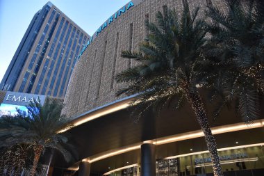 Dubai, Bae - 19 Aralık: Dubai, Bae'deki Marina Mall, 19 Aralık 2018 tarihinde görüldüğü gibi. Alışveriş merkezinde 390.000 m² alana yayılmış 140 perakende satış noktası bulunuyor ve bu da onu Dubai'nin en büyük alışveriş merkezlerinden biri yapıyor..