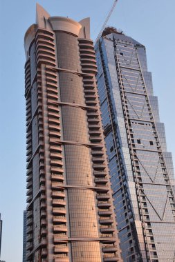 Dubai, Bae - 19 Aralık: 19 Aralık 2018 tarihinde Dubai, Bae'deki Şeyh Zayed Road gökdelenlerinin görünümü. Sheikh Zayed Road (E11 karayolu), Emirates Kuleleri de dahil olmak üzere Dubai'deki gökdelenlerin çoğuna ev sahipliği yapmaktadır..
