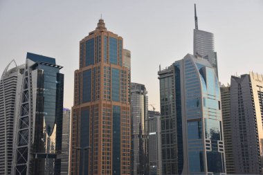 Dubai, Bae - 19 Aralık: 19 Aralık 2018 tarihinde Dubai, Bae'deki Şeyh Zayed Road gökdelenlerinin görünümü. Sheikh Zayed Road (E11 karayolu), Emirates Kuleleri de dahil olmak üzere Dubai'deki gökdelenlerin çoğuna ev sahipliği yapmaktadır..