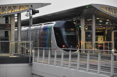 Dubai, Bae - 19 Aralık: 19 Aralık 2018 tarihinde görüldüğü gibi, Bae'deki Dubai Marina Mall'da tramvay durağı. Tramvay Dubai Marina'dan Palm Jumeirah ve Al Sufouh'a kadar Al Sufouh Yolu boyunca 14,5 kilometre boyunca çalışır..