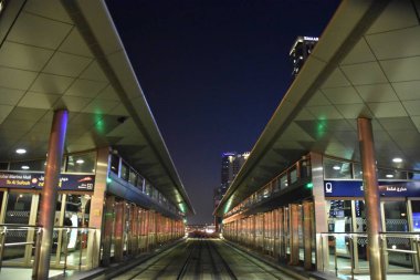 Dubai, Bae - 19 Aralık: 19 Aralık 2018 tarihinde görüldüğü gibi, Bae'deki Dubai Marina Mall'da tramvay durağı. Tramvay Dubai Marina'dan Palm Jumeirah ve Al Sufouh'a kadar Al Sufouh Yolu boyunca 14,5 kilometre boyunca çalışır..