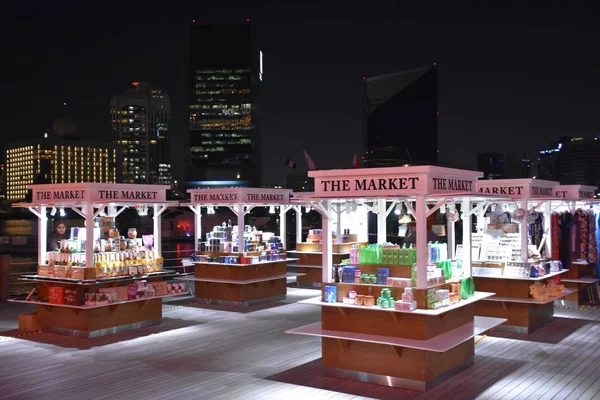 DUBAI, BAE - 17 Şubat 2019 'da Dubai, BAE' de görülen Al Seef. Dubai 'nin tarihi deresinin kıyısında inşa edilen Al Seef, aile dostu bir yaşam tarzıdır. Keşfedebileceğiniz, alışveriş yapabileceğiniz, yemek yiyebileceğiniz, dinlenebileceğiniz ve kalabileceğiniz bir yerdir..