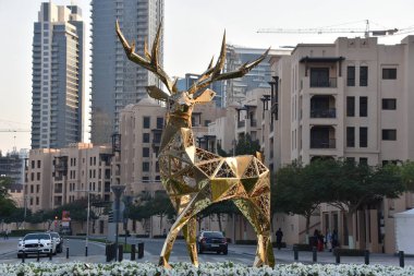 DUBAI, BAE - 20 Aralık 2018 'de Dubai, BAE' deki EMAAR Bulvarı 'nda görülen heykel.
