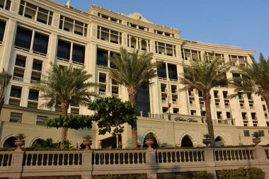 Dubai, Birleşik Arap Emirlikleri - 21 Aralık: Palazzo Versace Saray lüks otel Dubai, BAE, 21 Aralık 2018 üzerinde görüldüğü gibi. Dubai Creek suların çekildiği kıyı Kültür Köyü içinde yer almaktadır.