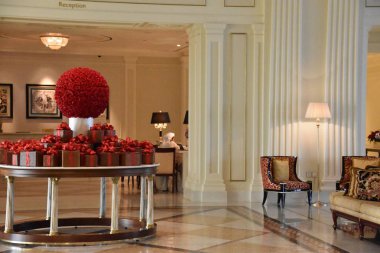 Dubai, Birleşik Arap Emirlikleri - 21 Aralık: Palazzo Versace Saray lüks otel Dubai, BAE, 21 Aralık 2018 üzerinde görüldüğü gibi. Dubai Creek suların çekildiği kıyı Kültür Köyü içinde yer almaktadır.