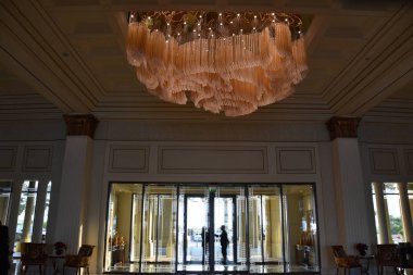 Dubai, Birleşik Arap Emirlikleri - 21 Aralık: Palazzo Versace Saray lüks otel Dubai, BAE, 21 Aralık 2018 üzerinde görüldüğü gibi. Dubai Creek suların çekildiği kıyı Kültür Köyü içinde yer almaktadır.