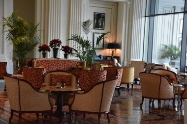 Dubai, Birleşik Arap Emirlikleri - 21 Aralık: Palazzo Versace Saray lüks otel Dubai, BAE, 21 Aralık 2018 üzerinde görüldüğü gibi. Dubai Creek suların çekildiği kıyı Kültür Köyü içinde yer almaktadır.