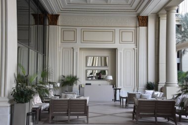 Dubai, Birleşik Arap Emirlikleri - 21 Aralık: Palazzo Versace Saray lüks otel Dubai, BAE, 21 Aralık 2018 üzerinde görüldüğü gibi. Dubai Creek suların çekildiği kıyı Kültür Köyü içinde yer almaktadır.
