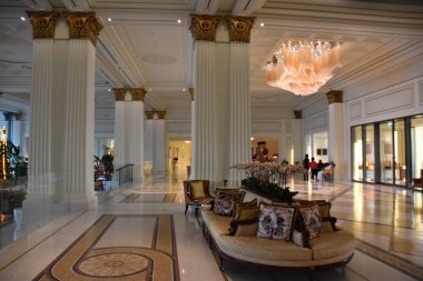 Dubai, Birleşik Arap Emirlikleri - 21 Aralık: Palazzo Versace Saray lüks otel Dubai, BAE, 21 Aralık 2018 üzerinde görüldüğü gibi. Dubai Creek suların çekildiği kıyı Kültür Köyü içinde yer almaktadır.