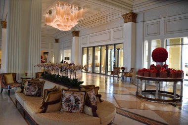 Dubai, Birleşik Arap Emirlikleri - 21 Aralık: Palazzo Versace Saray lüks otel Dubai, BAE, 21 Aralık 2018 üzerinde görüldüğü gibi. Dubai Creek suların çekildiği kıyı Kültür Köyü içinde yer almaktadır.