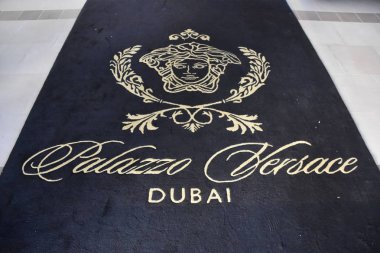 Dubai, Birleşik Arap Emirlikleri - 21 Aralık: Palazzo Versace Saray lüks otel Dubai, BAE, 21 Aralık 2018 üzerinde görüldüğü gibi. Dubai Creek suların çekildiği kıyı Kültür Köyü içinde yer almaktadır.