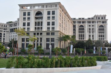Dubai, Birleşik Arap Emirlikleri - 21 Aralık: Palazzo Versace Saray lüks otel Dubai, BAE, 21 Aralık 2018 üzerinde görüldüğü gibi. Dubai Creek suların çekildiği kıyı Kültür Köyü içinde yer almaktadır.