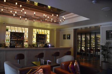 Dubai, Birleşik Arap Emirlikleri - 21 Aralık: Palazzo Versace Saray lüks otel Dubai, BAE, 21 Aralık 2018 üzerinde görüldüğü gibi restoranda. Dubai Creek suların çekildiği kıyı Kültür Köyü içinde yer almaktadır.