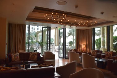 Dubai, Birleşik Arap Emirlikleri - 21 Aralık: Palazzo Versace Saray lüks otel Dubai, BAE, 21 Aralık 2018 üzerinde görüldüğü gibi restoranda. Dubai Creek suların çekildiği kıyı Kültür Köyü içinde yer almaktadır.