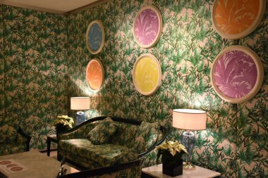 Dubai, Birleşik Arap Emirlikleri - 21 Aralık: Palazzo Versace Saray lüks otel Dubai, BAE, 21 Aralık 2018 üzerinde görüldüğü gibi restoranda. Dubai Creek suların çekildiği kıyı Kültür Köyü içinde yer almaktadır.