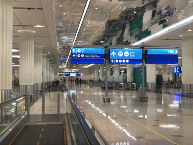 Dubai, Bae - 24 Aralık: Terminal 3 (Emirates), en işlek havaalanlarından biri olan Dubai Uluslararası Havaalanı'nda 24 Aralık 2018 tarihinde. Bu taban alanı ile dünyanın tek büyük bina.