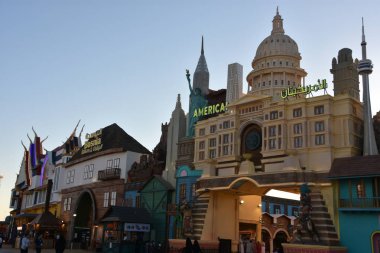 Dubai, Bae - 12 Aralık: 12 Aralık 2018 tarihinde görüldüğü gibi Dubai, Bae'deki Global Village'da Amerika ve Bosna pavyonları. Global Village dünyanın en büyük turizm, eğlence ve eğlence projesi olduğu iddia ediliyor.
