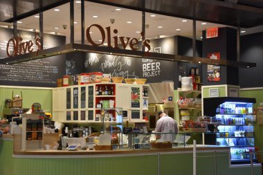 New York, Ny Ny Nis 14: Olive's @ Hudson Eats Brookfield Place Manhattan, New York, 14 Nisan 2019 tarihinde görüldüğü gibi. Dünya Finans Merkezi olarak da bilinen tesis, Battery Park semtinde bir alışveriş merkezi ve ofis geliştirme kompleksidir..