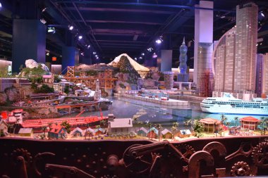 New York, New York - 14 Nisan 2019 'da görüldüğü gibi Manhattan, New York' taki Gullivers Gate. Teknolojik olarak gelişmiş, etkileşimli ve minyatür bir dünya..