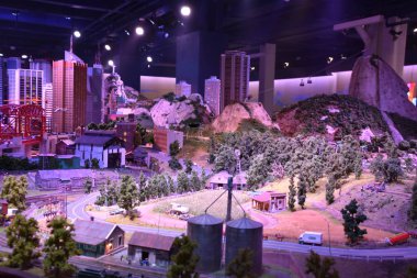 New York, New York - 14 Nisan 2019 'da görüldüğü gibi Manhattan, New York' taki Gullivers Gate. Teknolojik olarak gelişmiş, etkileşimli ve minyatür bir dünya..