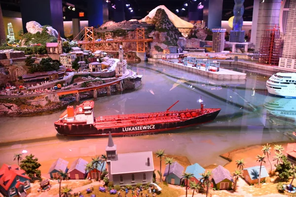 New York, New York - 14 Nisan 2019 'da görüldüğü gibi Manhattan, New York' taki Gullivers Gate. Teknolojik olarak gelişmiş, etkileşimli ve minyatür bir dünya..