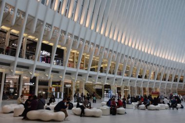 New York, Ny - Nis 14: New York'taki Westfield Dünya Ticaret Merkezi Ulaşım Merkezi'nin Oculus'unun içinde, 14 Nisan 2019'da görüldüğü gibi. Alışveriş merkezi 16 Ağustos 2016 tarihinde açıldı.