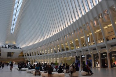 New York, Ny - Nis 14: New York'taki Westfield Dünya Ticaret Merkezi Ulaşım Merkezi'nin Oculus'unun içinde, 14 Nisan 2019'da görüldüğü gibi. Alışveriş merkezi 16 Ağustos 2016 tarihinde açıldı.