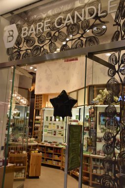 New York, Ny - Nis 14: New York Westfield Dünya Ticaret Merkezi Ulaşım Merkezi Oculus Bare Candle mağaza, 14 Nisan 2019 tarihinde görüldüğü gibi. Alışveriş merkezi 16 Ağustos 2016 tarihinde açıldı.