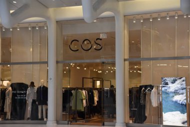 New York, Ny - Nis 14: Cos At Oculus Westfield Dünya Ticaret Merkezi Ulaşım Merkezi New York, 14 Nisan 2019 tarihinde görüldüğü gibi. Alışveriş merkezi 16 Ağustos 2016 tarihinde açıldı.