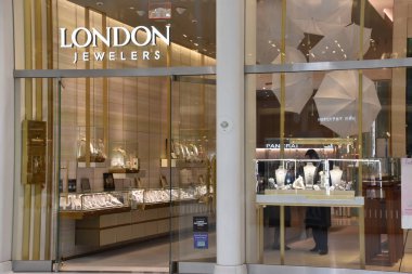 New York, Ny - Nis 14: Londra Kuyumcular mağaza Oculus Westfield Dünya Ticaret Merkezi Ulaşım Hub New York'ta, 14 Nisan 2019 tarihinde görüldüğü gibi. Alışveriş merkezi 16 Ağustos 2016 tarihinde açıldı.