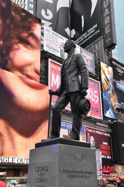 New York, Ny - Nis 14: George Cohan Heykeli Duffy Meydanı'nda Times Square Manhattan tarafından, Nisan'da görüldüğü gibi 14, 2019. 11 Eylül 1959'da özel olarak dikilen heykel, koyu bir Barre granit kaidesi üzerinde yer alan açık bir Barre granit kaidesi üzerine dayanıyor..