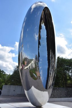 18 Nisan 2019 'da Houston, Teksas' taki Cullen Heykel Bahçesi 'nde Anish Kapoor' un Bulut Sütun heykeli.